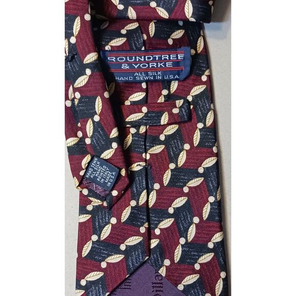 Roundtree & Yorke 100% Silk Tie Red Black Pattern Necktie Made in USA 58x4 - Picture 2 of 2